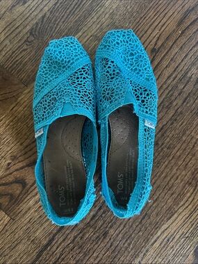 TOMS Women's Teal Crochet Slip-On Flats